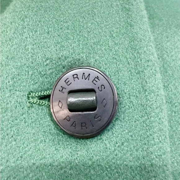 Authentic Hermes Women's Green Wool Cape - Picture 3 of 6